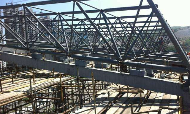 义乌简述网架公司的黑色压型钢板的吊装步履